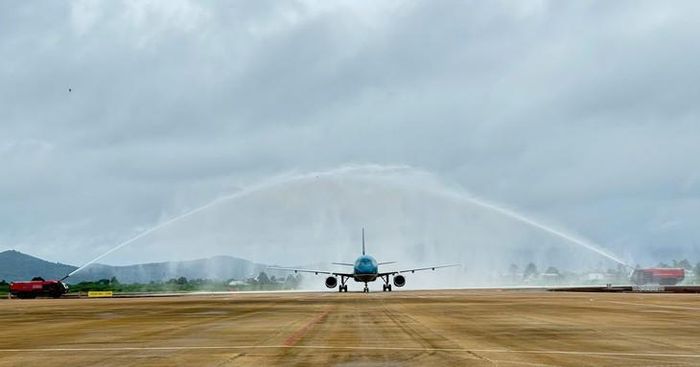 Chuyến bay khai trương mang số hiệu VN1380 được chào đón bằng nghi thức phun vòi rồng tại Cảng hàng không quốc tế Liên Khương (sân bay Liên Khương) vào ngày 19/8. Ảnh: H.T.