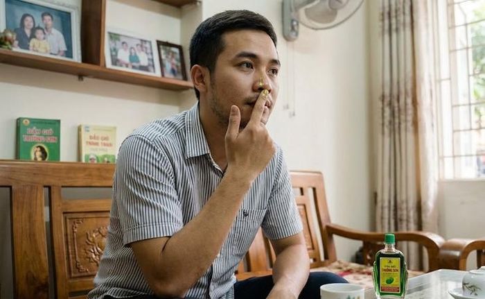 Nên bôi dầu gió với lượng vừa phải để tránh tác hại có thể gặp. Ảnh AI.