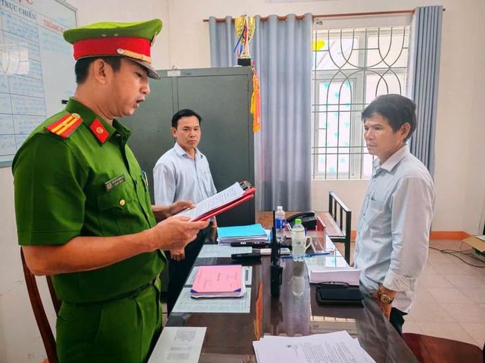 Đối tượng Nguyễn Bảo Đông (phía bên phải ảnh). Ảnh: Công an TP Đà Nẵng.