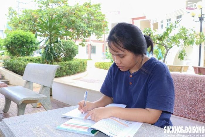 Dưới những tán cây xanh tại Trung tâm Công tác xã hội Ninh Thuận là nơi học tập của em Katơr Thị Biển và nhiều em khác. Ảnh: Duy Ngọc.
