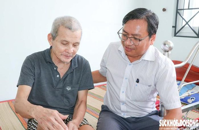 Ông Nguyễn Ngọc Định, Giám đốc Trung tâm Công tác xã hội Ninh Thuận, hỏi thăm sức khỏe ông Mai Gia Cư, người đã ở tại trung tâm hơn hai năm. Ảnh: Duy Ngọc.