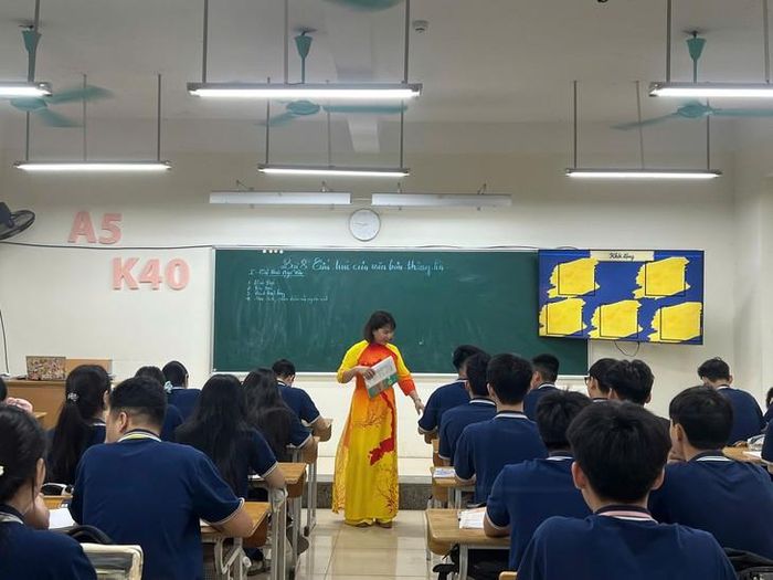 Trước thềm năm học mới, hàng nghìn giáo viên mong muốn có một cơ chế chuyển tiếp minh bạch, công bằng về quyền lợi thăng hạng chức danh nghề nghiệp. Ảnh minh hoạ: HB