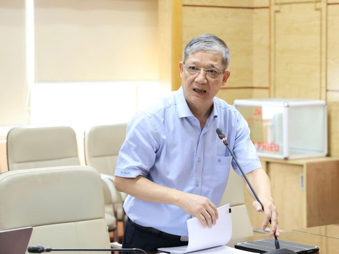 Đại diện lãnh đạo Cục Khoa học Công nghệ và Đào tạo báo cáo, làm rõ thêm thông tin tại cuộc họp. Ảnh: Trần Minh