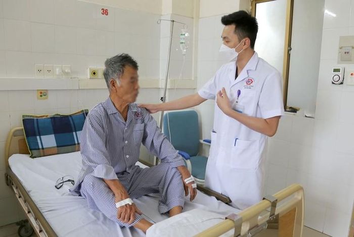Bác sĩ khoa Ung bướu tư vấn sức khỏe cho bệnh nhân trước khi ra viện. Ảnh: BVCC