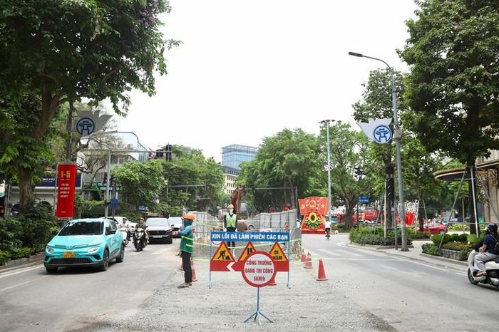 Hà Nội yêu cầu hoàn trả mặt đường sau thi công các công trình ngầm, nổi. Các chủ đầu tư, nhà thầu phải bảo đảm chất lượng hoàn trả, an toàn giao thông và tuân thủ các quy định về thi công. (Ảnh Thành Long)