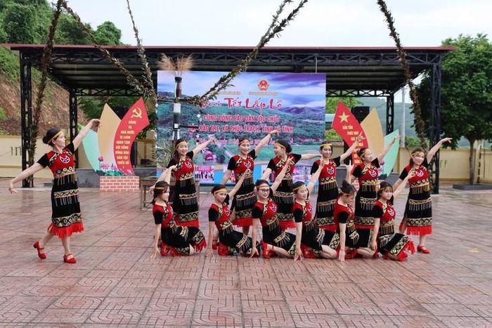 Tết Lấp lỗ năm nay diễn ra trong không khí hứng khởi với nhiều tiết mục văn nghệ đặc sắc. Ảnh: TL.