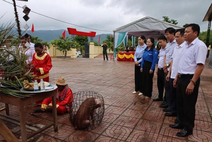Già làng thực hiện nghi thức cúng lễ theo phong tục. Ảnh: TL.