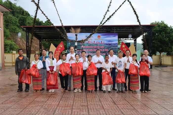 Đồng bào dân tộc Chứt đón nhận nhiều phần quà ý nghĩa trong ngày Tết Lấp lỗ. Ảnh: TL.