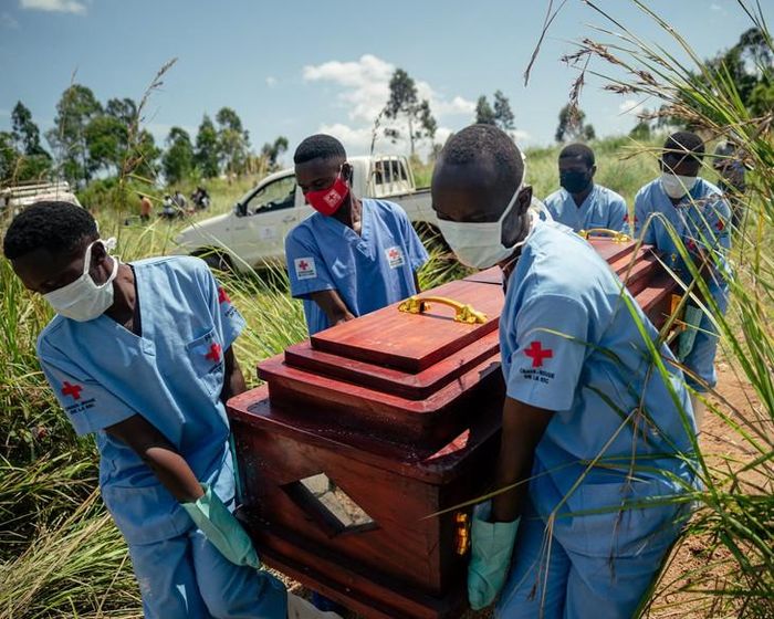 Các thành viên Hội Chữ thập đỏ CHDC Congo khiêng quan tài của một người phụ nữ nghi tử vong do nhiễm virus Ebola tại một nghĩa trang ở tỉnh Bunia hồi tháng 6. Ảnh: Jospin Mwisha/Getty Images