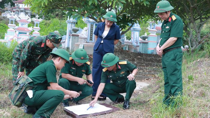 Đoàn công tác Bộ CHQS TP Huế khảo sát vị trí chôn cất liệt sĩ tại khu vực phía bắc đèo Phước Tượng. Ảnh: Lê Sáu.