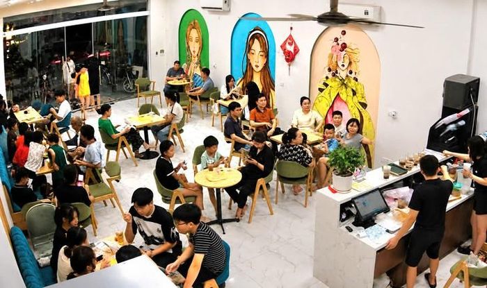 Quán chè của chị Hồng Nhung ở Ứng Hòa, Hà Nội tấp nập khách đến ăn chè đậu đỏ vào ngày Thất Tịch. Ảnh: NVCC.