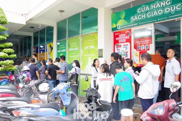 Phụ huynh và học sinh tìm đến mua sách được hướng dẫn xếp hàng, chờ đợi tại khu vực bán sách lẻ và sách bộ theo nhu cầu của mình. Ảnh: Kim Cương.