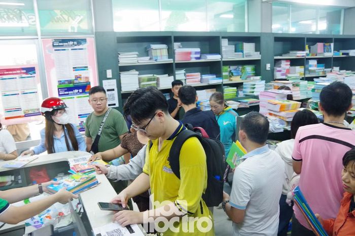 Sốt ruột vì chưa tìm đủ bộ SGK, phụ huynh đổ về trụ sở NXBGDVN để tìm sách. Ảnh: Kim Cương.