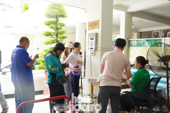 Tuy lượng khách đổ về rất đông đúc nhưng NXBGDVN đã làm tốt công tác điều phối, hỗ trợ khách hàng hoàn tất các bước mua sách và thanh toán một cách trật tự. Ảnh: Kim Cương.
