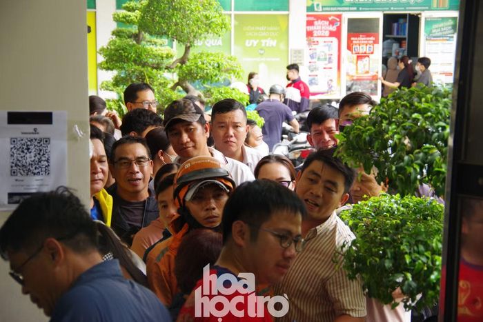 Nhu cầu mua sách trong những ngày cận nhập học tăng mạnh khiến dòng người đổ về NXB cũng tăng theo. Ảnh: Kim Cương.