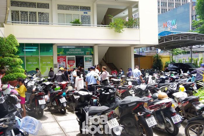 Toàn cảnh đông đúc tại sân trụ sở NXBGDVN khi phụ huynh học sinh tìm đến mua sách trước thềm năm học mới. Ảnh: Kim Cương.