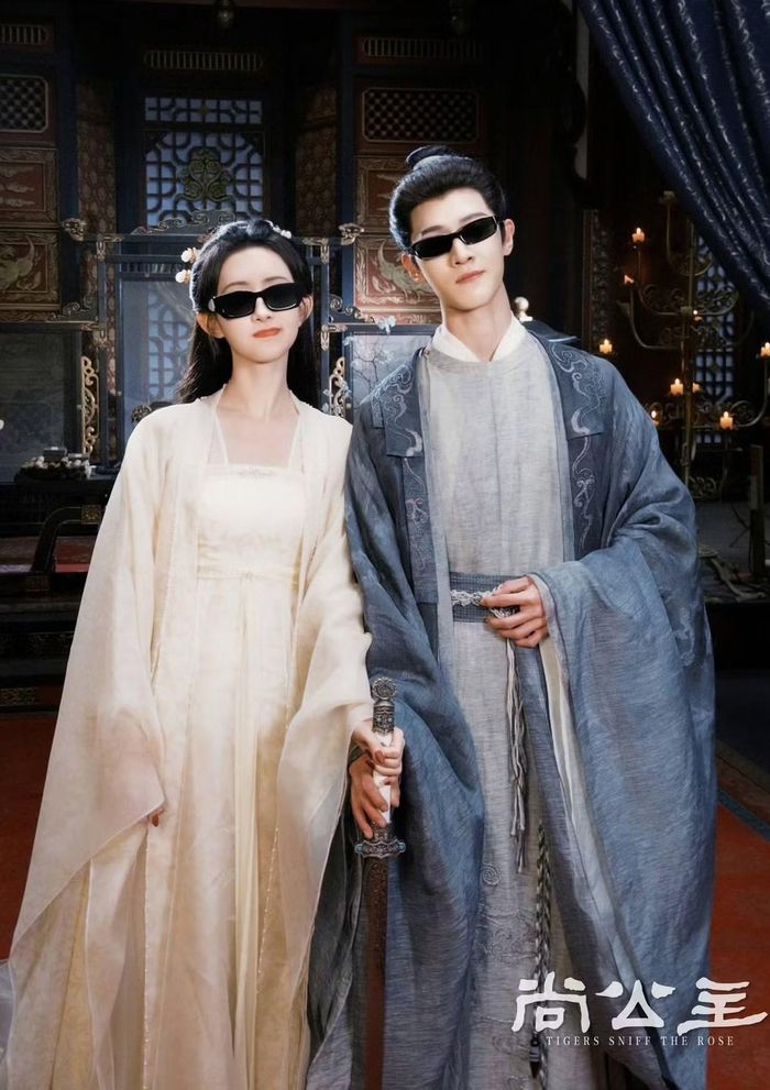 Cặp đôi nhí nhố trên phim trường.