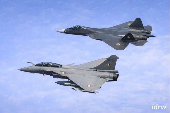 Tác giả bài viết lưu ý, Tổng thống Pháp Emmanuel Macron đã công bố kế hoạch chuyển giao tiêm kích Rafale của nước này cho Ukraine trong tháng 7/2026, đồng thời nhà lãnh đạo nhấn mạnh rằng việc giao hàng sẽ bắt đầu từ năm 2028 đến năm 2029.
