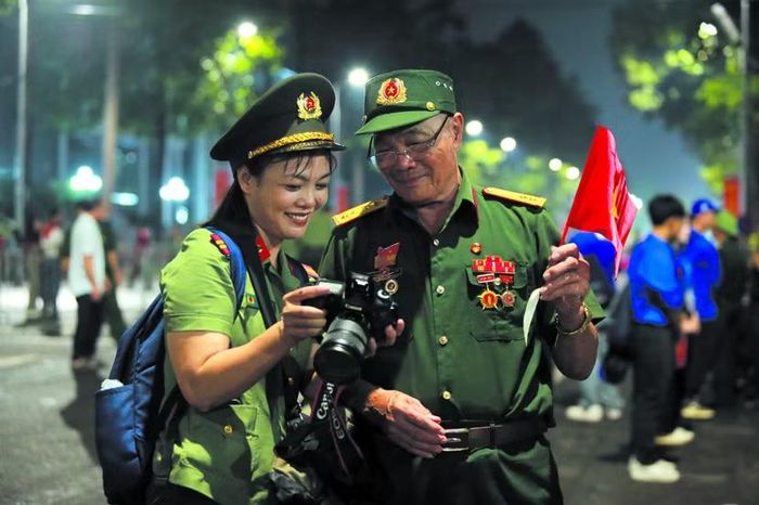 Phóng viên An ninh Thủ đô tác nghiệp tại sự kiện A80