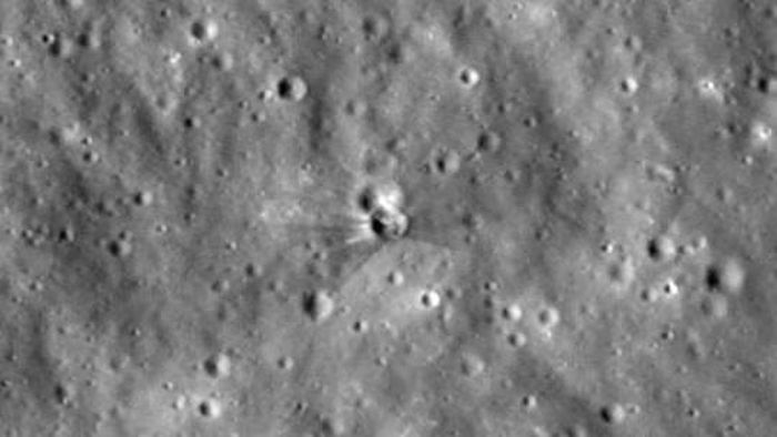 Hình ảnh về hố va chạm trên bề mặt Mặt trăng. Ảnh: AP/NASA