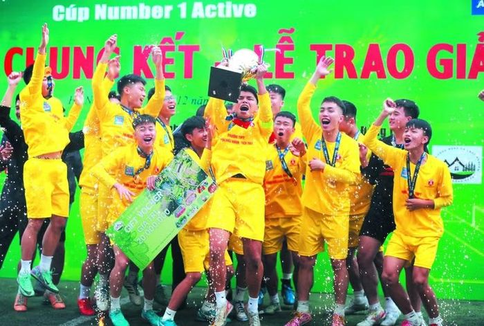 THPT Phùng Khắc Khoan vỡ òa nâng cúp vô địch sau nhiều năm chỉ biết về nhì