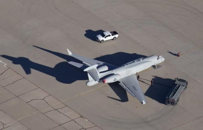 Các trang theo dõi chuyến bay nguồn mở cho thấy máy bay EA-37B bay vòng quanh không phận Ba Lan gần Kaliningrad trong gần 2 giờ.