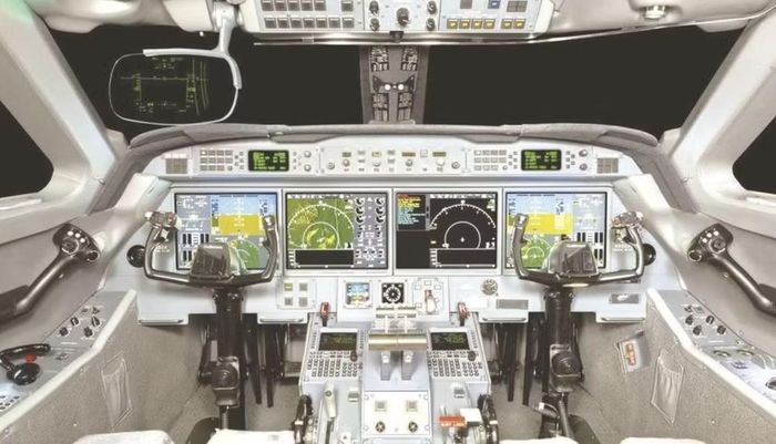 Đáng chú ý là vai trò của máy bay tác chiến điện tử EA-37B. Được phát triển từ máy bay thương mại Gulfstream G550, EA-37B sử dụng các mảng quét điện tử chủ động để hỗ trợ gây nhiễu từ xa, trong đó có khả năng tác động tới radar và hệ thống liên lạc của đối phương.