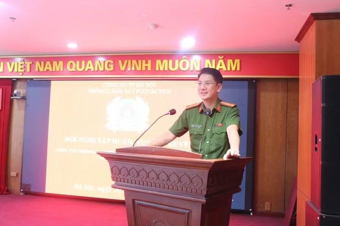 Đại diện Phòng Cảnh sát PCCC và CNCH, CATP Hà Nội truyền đạt nội dung về phòng cháy tại lớp tập huấn