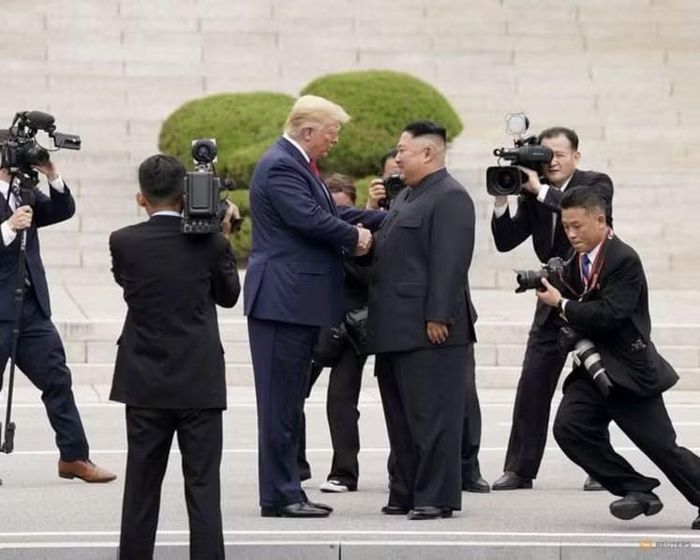Tổng thống Mỹ Donald Trump gặp nhà lãnh đạo Triều Tiên Kim Jong Un tại khu phi quân sự Bàn Môn Điếm ngày 30-6-2019