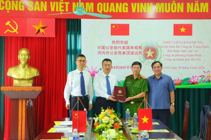 Đoàn công tác và Công an phường Xuân Đỉnh tặng quà lưu niệm
