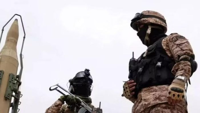 Các chỉ huy đặc nhiệm Quds thuộc IRGC đã tổ chức nhiều cuộc họp trực tuyến với Hezbollah, Houthi và các nhóm vũ trang Hồi giáo dòng Shiite tại Iraq. Chỉ huy và cố vấn Iran cũng được triển khai thực địa để hỗ trợ những lực lượng này.