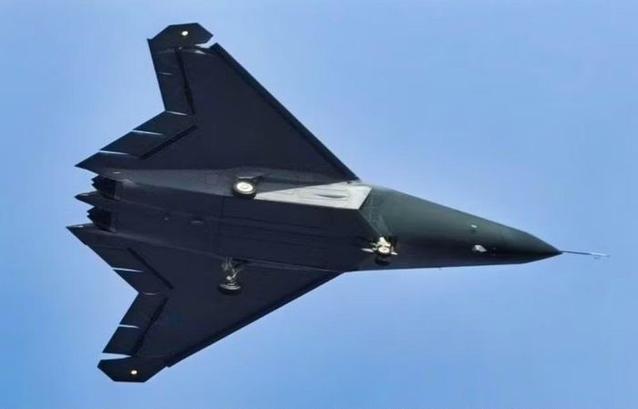 Thậm chí khoang vũ khí lớn của tiêm kích J-50 còn có thể chứa 1 tên lửa chống hạm YJ-12, loại đạn này có tốc độ lên tới Mach 3 và tầm xa 400 km, đi kèm kích thước khá lớn với chiều dài 6,3 mét, đường kính trên 0,4 mét.
