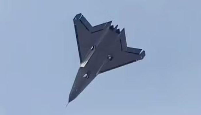 Trong một hoặc hai khoang vũ khí khác của tiêm kích J-50, có thể đặt thêm 4 quả PL-17 hoặc PL-15. Nhưng rõ ràng đây không phải là toàn bộ các loại đạn hàng không của máy bay, nhất là khi kích thước các khoang bên trong lớn như vậy.