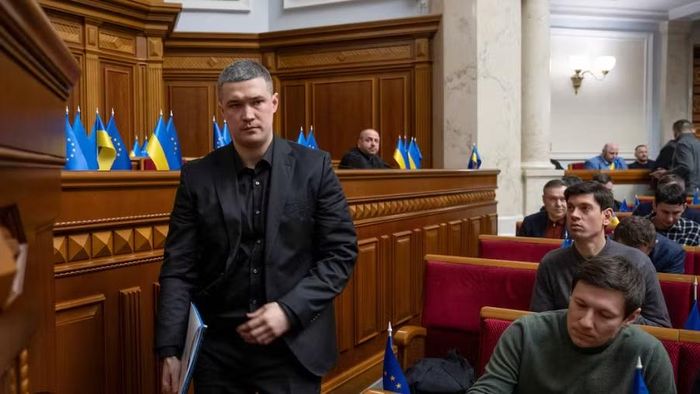 Lời kêu gọi được đưa ra chỉ vài giờ sau khi Tổng thống Volodymyr Zelensky đề cử ông Yevhen Khmara làm Bộ trưởng Quốc phòng, gần như khép lại khả năng ông Fedorov trở lại chính phủ. Động thái này cho thấy quan hệ giữa 2 người đã thay đổi đáng kể.