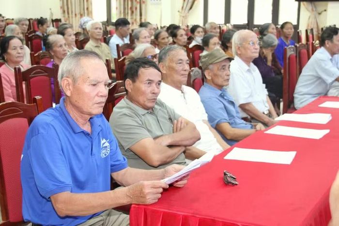 Đông đảo người dân tại xã Minh Châu tham dự hội nghị.