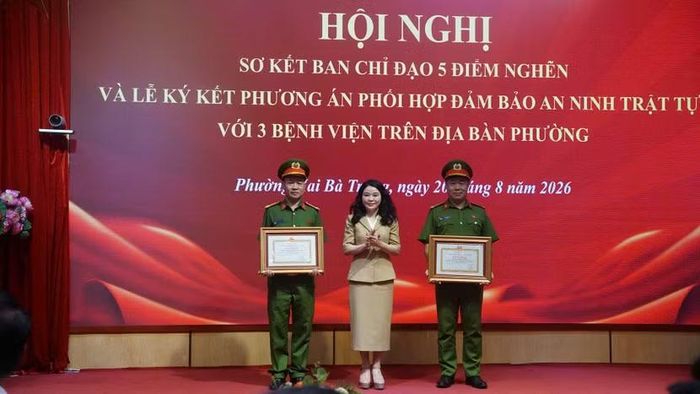 Đồng chí Chu Hồng Minh trao khen các tập thể, cá nhân có thành tích xuất sắc