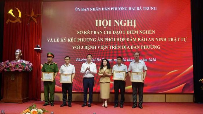 Lãnh đạo Đảng ủy, Ủy ban nhân dân phường trao khen các tập thể, cá nhân có thành tích xuất sắc trong công tác giải quyết điểm nghẽn