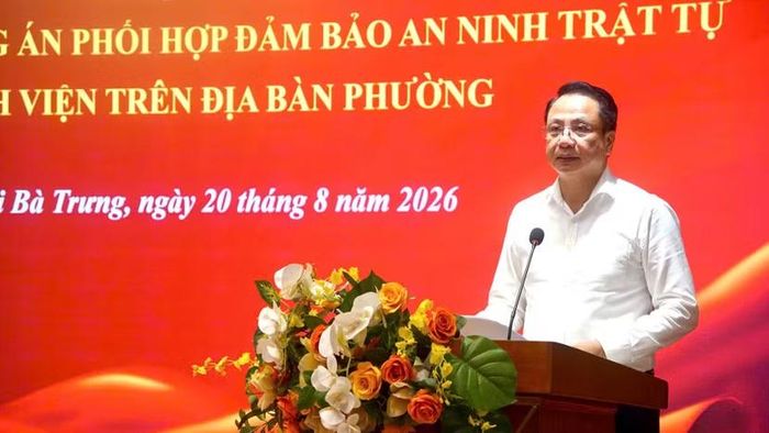 Đồng chí Nguyễn Mạnh Hùng, Chủ tịch UBND phường Hai Bà Trưng phát biểu tại hội nghị