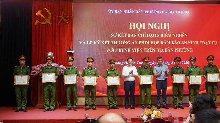 Các cá nhân có thành tích xuất sắc được khen thưởng