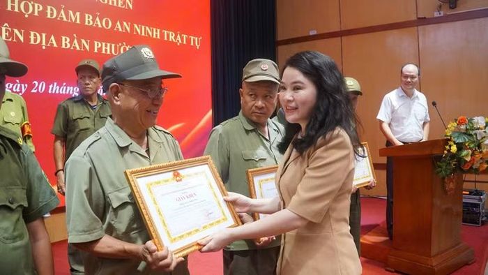 Đồng chí Chu Hồng Minh, Bí thư Đảng ủy, Chủ tịch HĐND phường trao khen thưởng cho các cán bộ trật tự cơ sở