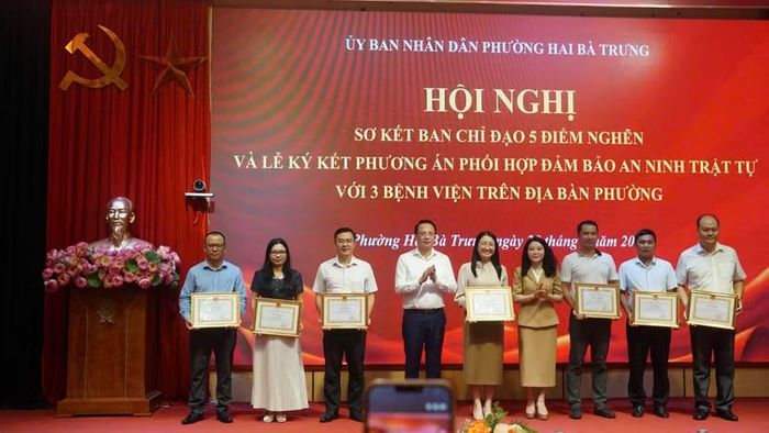 Các tập thể, cá nhân có thành tích xuất sắc được khen thưởng