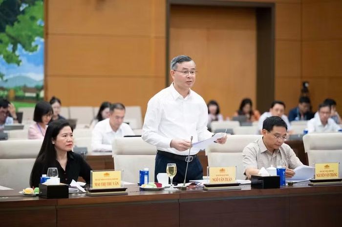 Bộ trưởng Bộ Tài chính Ngô Văn Tuấn trình bày Tờ trình của Chính phủ