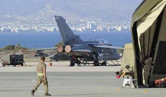Một căn cứ không quân Anh tại Cyprus từng bị máy bay không người lái tập kích hồi tháng 3. Tuy nhiên, giới chức phương Tây khi đó nghi ngờ cuộc tấn công do lực lượng ủy nhiệm của Iran trong khu vực thực hiện.