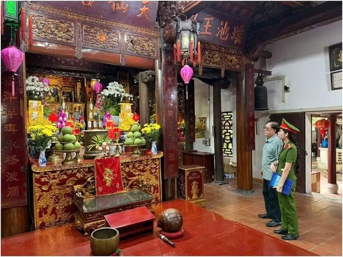 Lực lượng Cảnh sát PCCC&CNCH kiểm tra, hướng dẫn trong việc thắp hương thờ cúng tại Đền Ghềnh