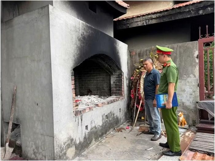 Lực lượng Cảnh sát PCCC&CNCH kiểm tra, hướng dẫn đảm bảo an toàn PCCC tại khu vực đốt vàng mã tại Chùa Bồ Đề