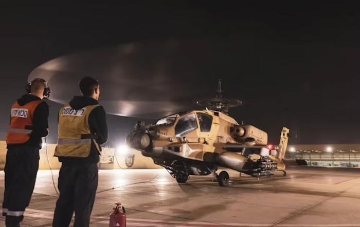 Trong khi đó, AH-64A là phiên bản cũ hơn nhưng vẫn được nâng cấp với nhiều thiết bị điện tử hàng không.
