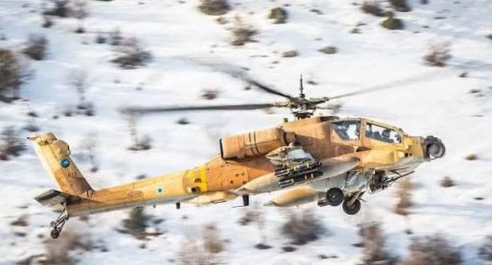 Không quân Israel hiện có khoảng 48 trực thăng AH-64 thuộc 2 phiên bản. Tháng 1 năm nay, Mỹ phê duyệt khả năng bán cho Israel 30 trực thăng tấn công AH-64E cùng trang thiết bị liên quan, với giá trị ước tính 3,8 tỷ USD.