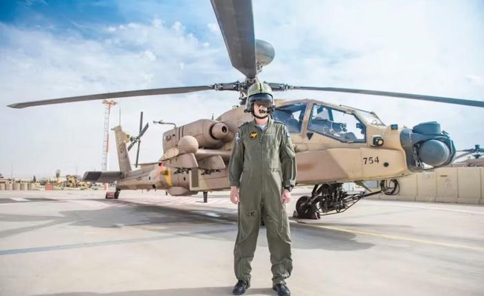 Trực thăng tấn công AH-64D được trang bị radar điều khiển hỏa lực AN/APG-78 Longbow cùng hệ thống điện tử hàng không của Israel.