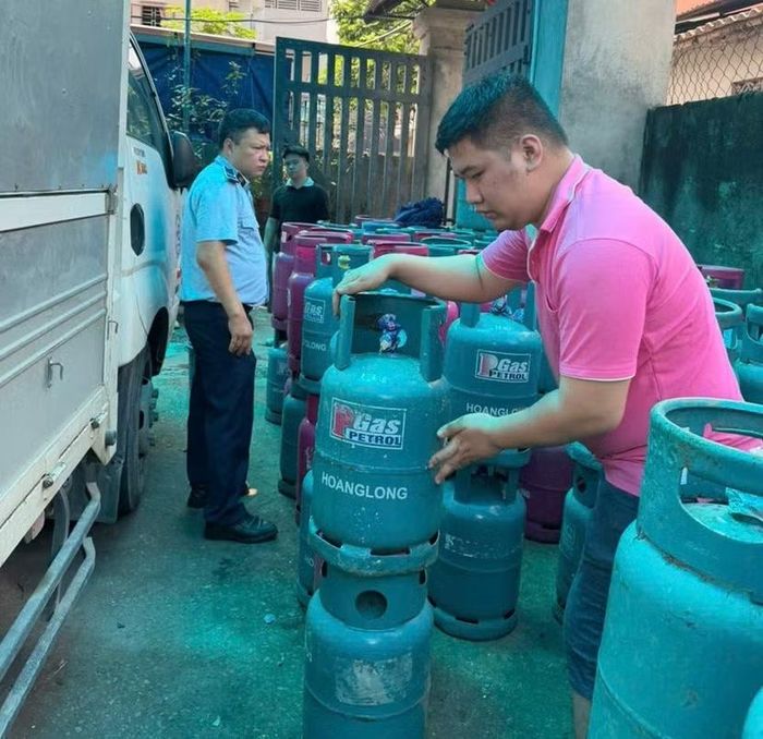 Lực lượng chức năng thu giữ các tang vật