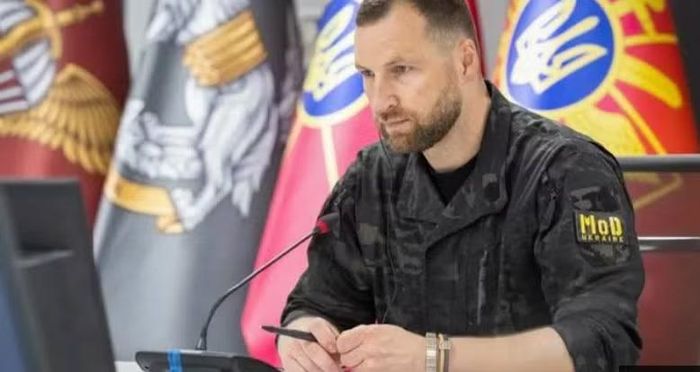 Ông Khmara là một trường hợp đặc biệt trong bộ máy quốc phòng Ukraine khi xuất thân từ Cơ quan An ninh Ukraine (SBU), cơ quan an ninh và tình báo chủ chốt của nước này.